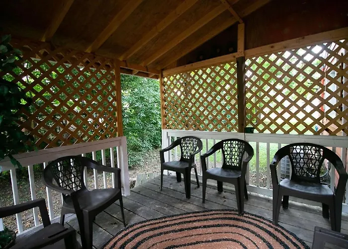Downtown 2 Bedroom Cottage, Sleeps 6, Walking Distance To Honeywell, Downtown Restaurants, Shopping